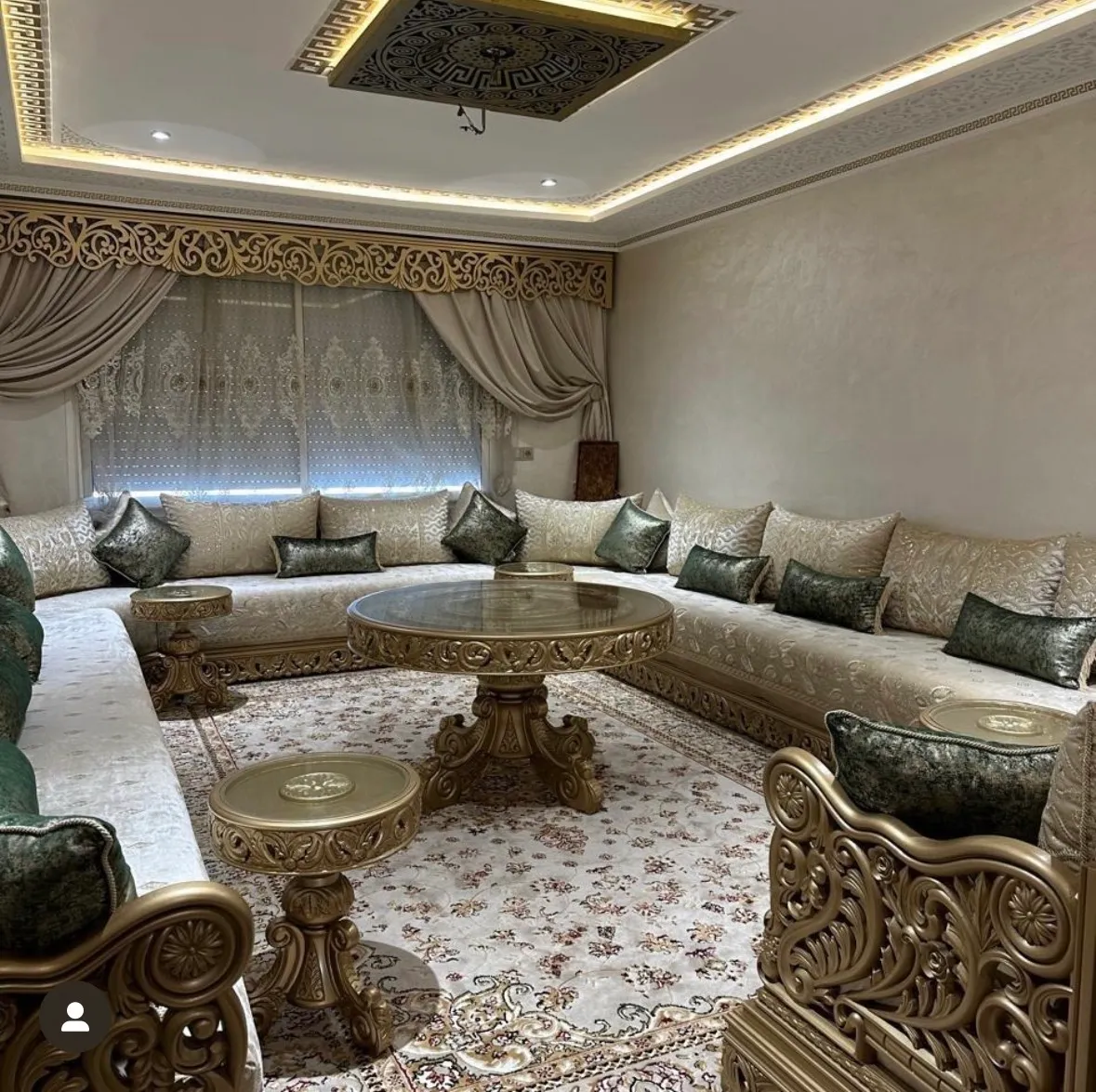 Salon lumineux avec mobilier contemporain et tapis