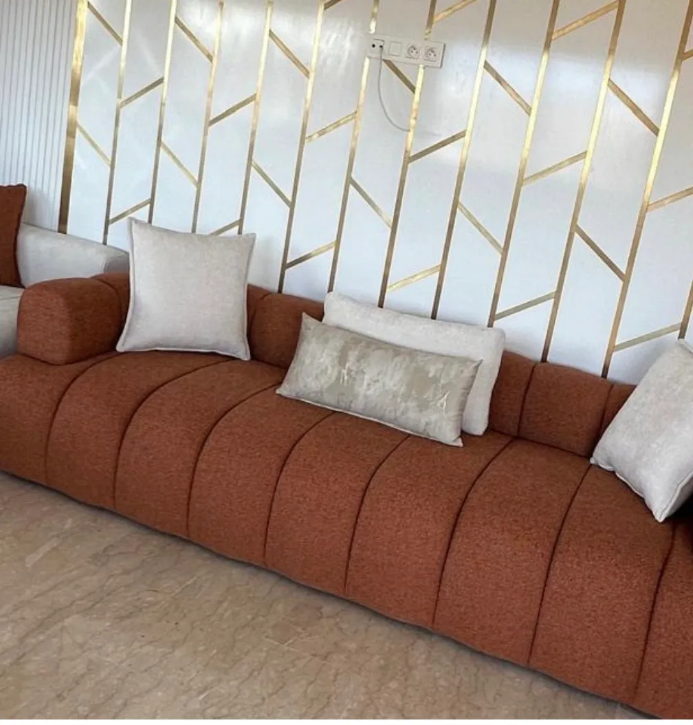 Salon avec mur décoratif et canapé