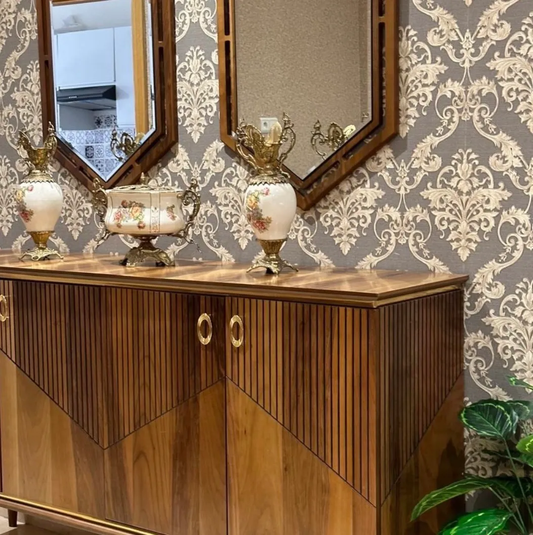 Mur décoratif dans un salon avec éclairage