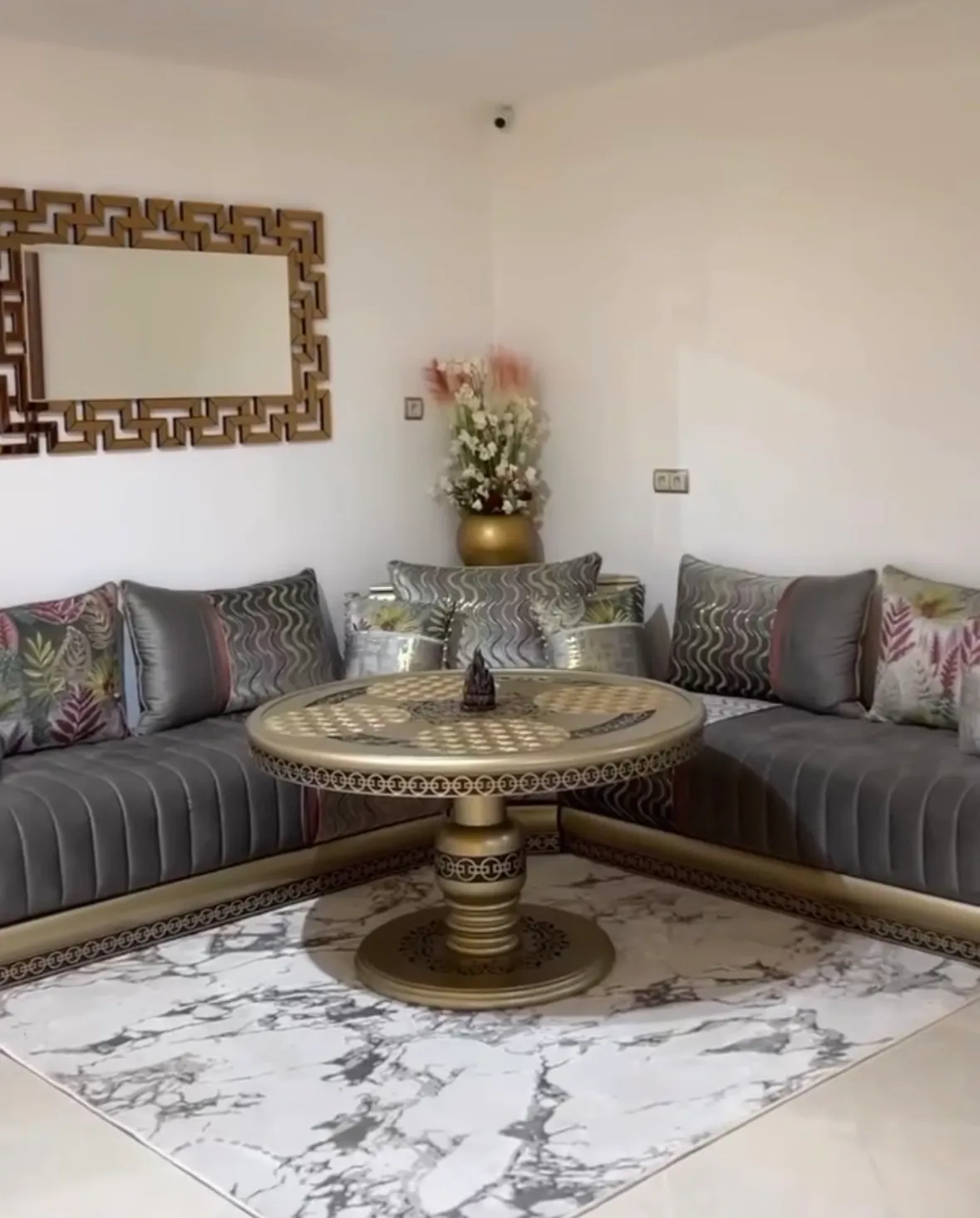 Salon moderne avec mobilier et agencement sur mesure