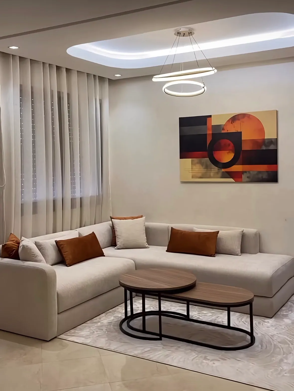 Intérieur de salon moderne, canapé et décoration